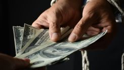 How to Break Unhealthy Money Patterns with Science-Backed Techniques