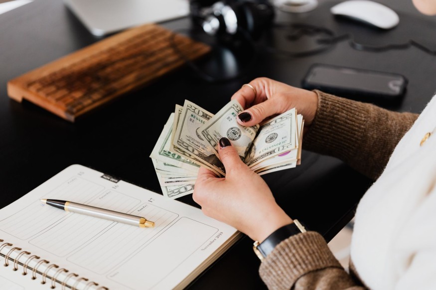 Does an Unpredictable Paycheck Change How Your Brain Makes Money Decisions?