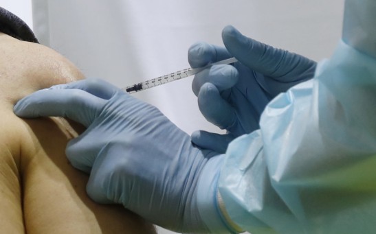 Science Times - Accidental Back-to-Back COVID-19 Vaccine Doses Cause 91-Year-Old Man to Go into Shock