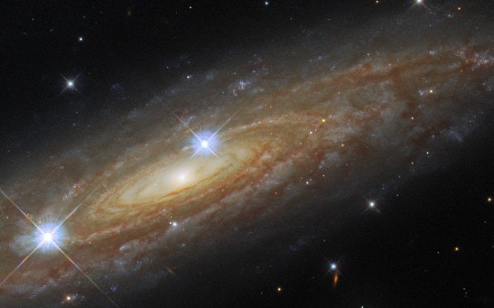 Hubble Snaps a Stunning Spiral’s Side