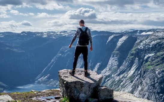 What Is the ‘Call of the Void’? What Gives a Person the Urge To Jump from a High Place?